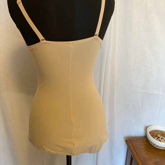 Maidenform Size Medium Beige Shapewear Bodysuit Adjustable - Picture 3 of 6